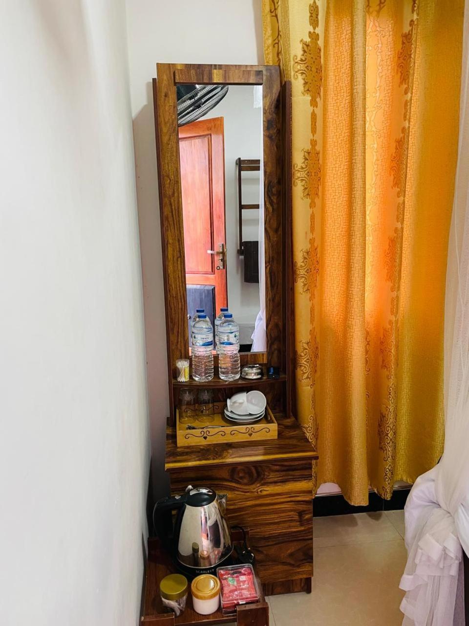 Ritz Inn إيلا المظهر الخارجي الصورة